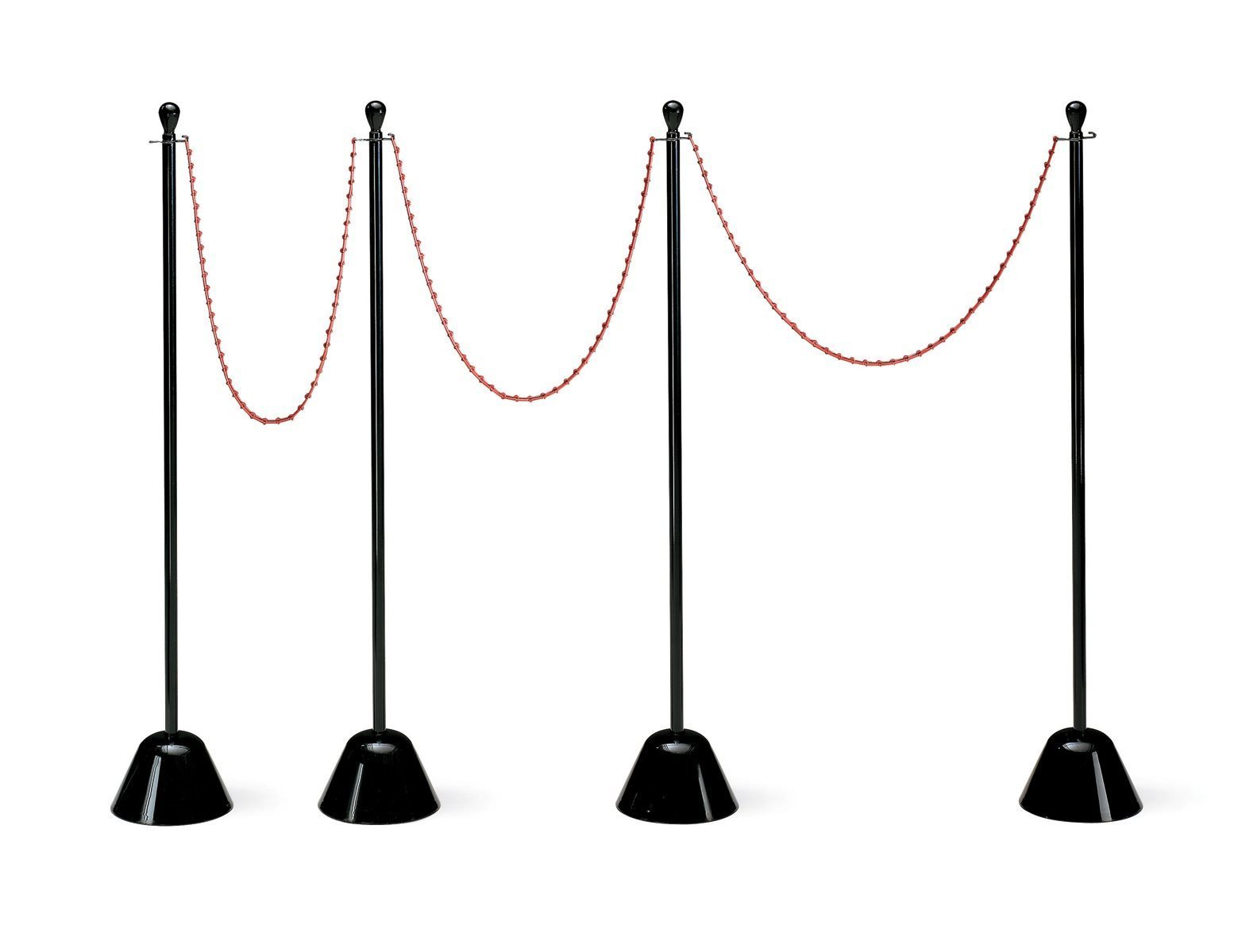 Absperrsystem mit vier schwarzen Pfosten und roter Kette, Servostop ähnliches Design zur Besucherführung.