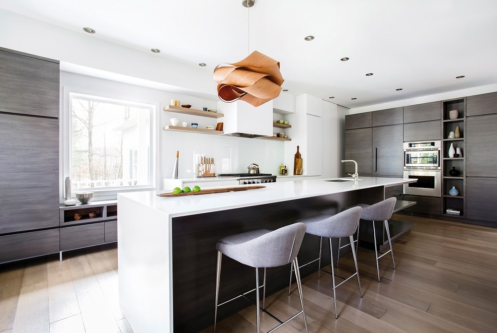 Rote Link Suspension Pendelleuchte von LZF Lamps, moderne Designerlampe für Wohnzimmer und Esszimmer.
