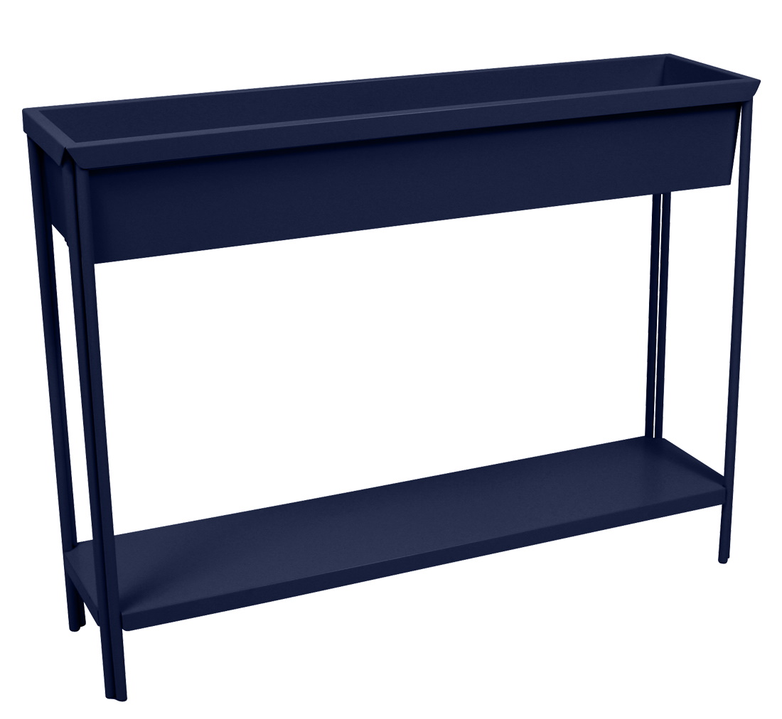 Blauer Fermob Terrazza Blumenkasten aus Metall mit Ablage für den Außenbereich, modernes Gartendesign.
