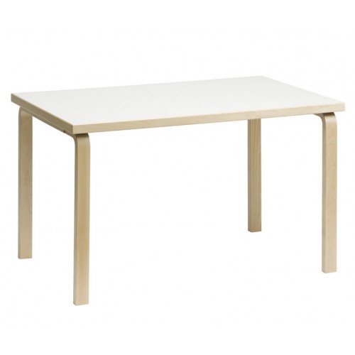 Artek Tisch 81B mit weißer Tischplatte und hellen Holzbeinen. Designklassiker für Wohnzimmer.