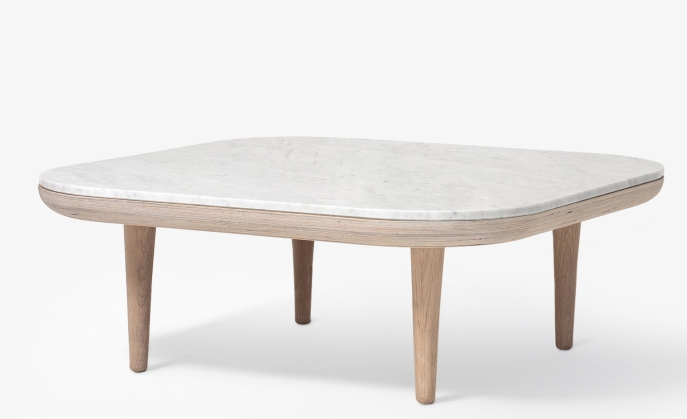 Fly Table Couchtisch von AndTradition mit Marmorplatte und hellem Holzgestell, modernes Wohnzimmer Design.