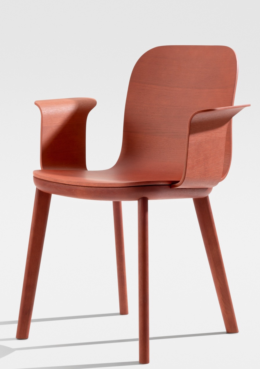 Aeon Comfort Chair Armlehnstuhl Zeitraum: Detailansicht des Holzstuhls mit Armlehnen und minimalistischem Design.