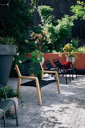 Somerset Bank Outdoor Fermob im Garten: Moderne Gartenbank aus Holz und Metall, Outdoor Möbel.
