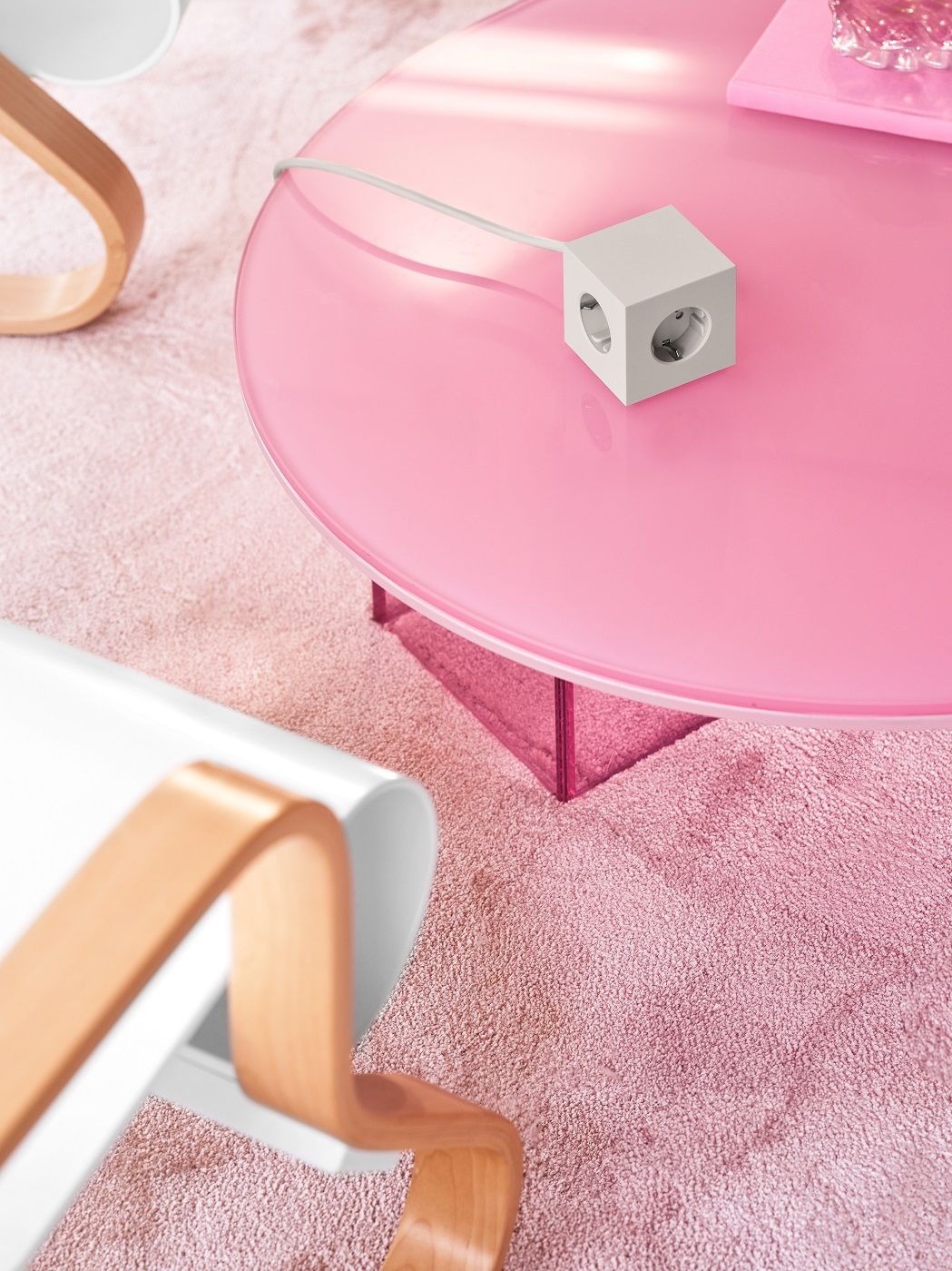 Avolt Square 1 Steckdosenwürfel in Grau auf einem pinken Tisch, moderne Stromversorgung mit USB-C.