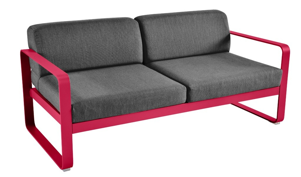 Bellevie Sofa: Modernes 2-Sitzer Outdoor Sofa von Fermob mit grauem Stoff und pinkfarbenem Gestell.
