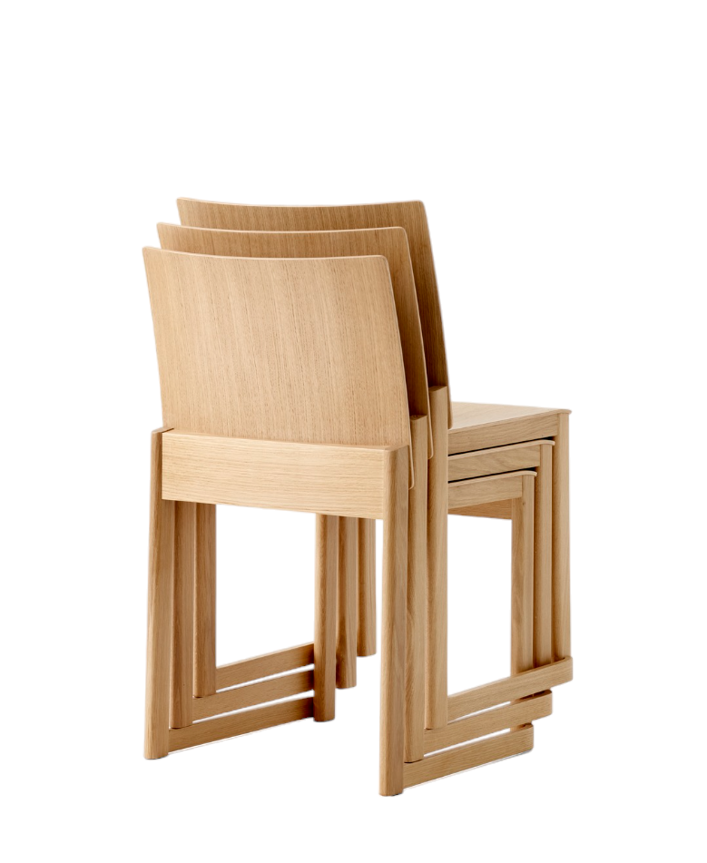 Gestapelte Allwood AV35 Stühle von AndTradition aus hellem Holz, minimalistisches Design für Esszimmer oder Büro.