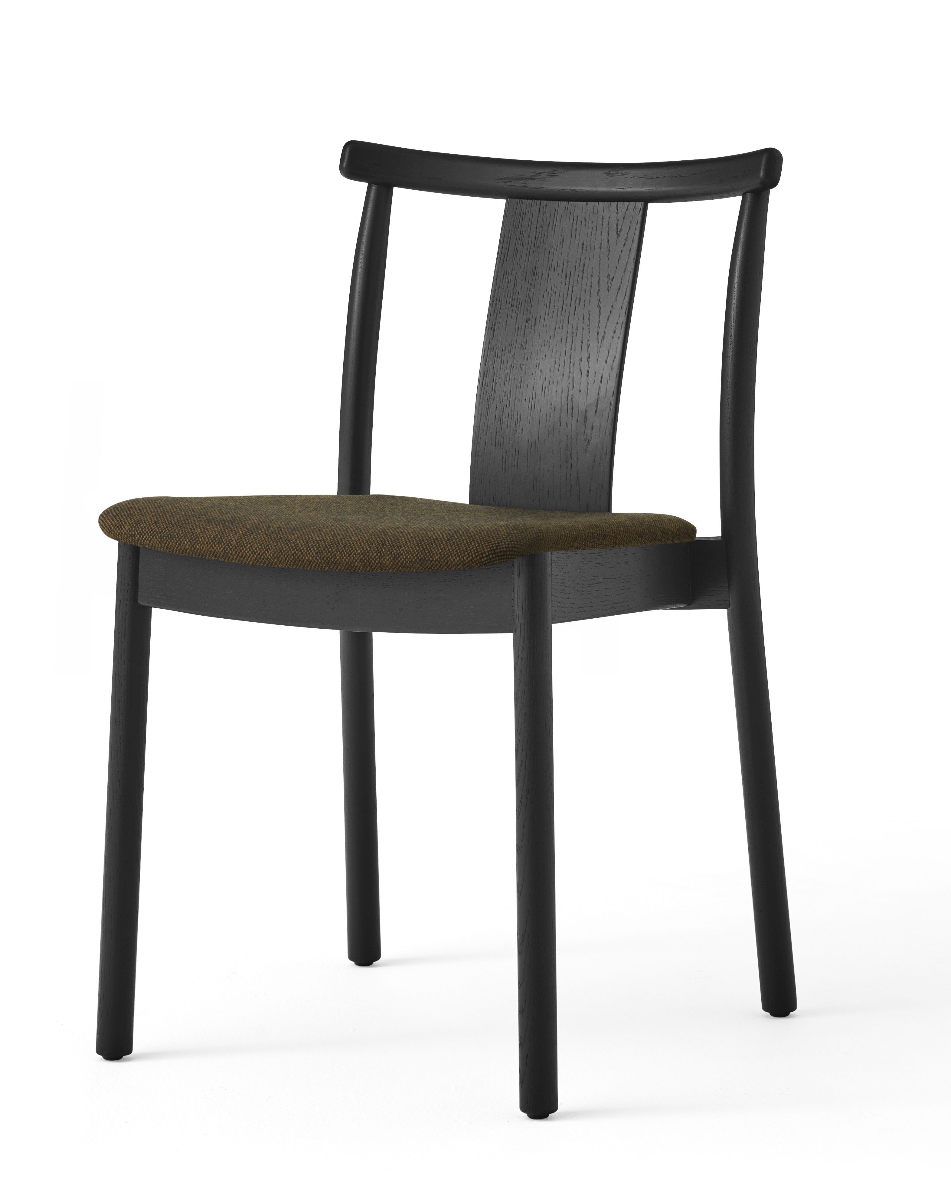 Merkur Dining Chair von Audo Copenhagen, Esszimmerstuhl aus schwarzem Holz mit braunem Stoffbezug.
