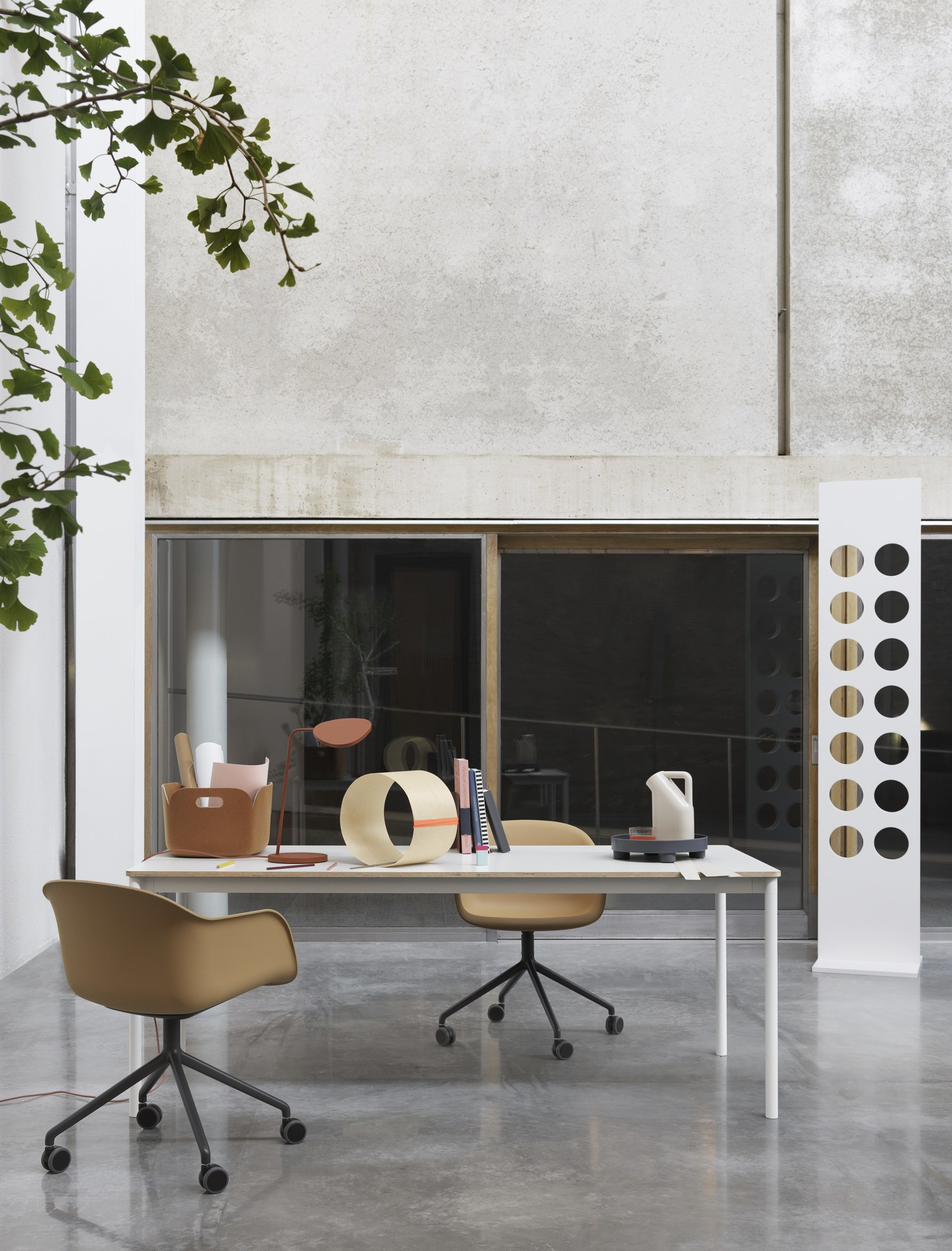 Muuto Restore Storage Basket auf Schreibtisch mit Büromaterial, stilvolles Büroaccessoire für Ordnung und Organisation.