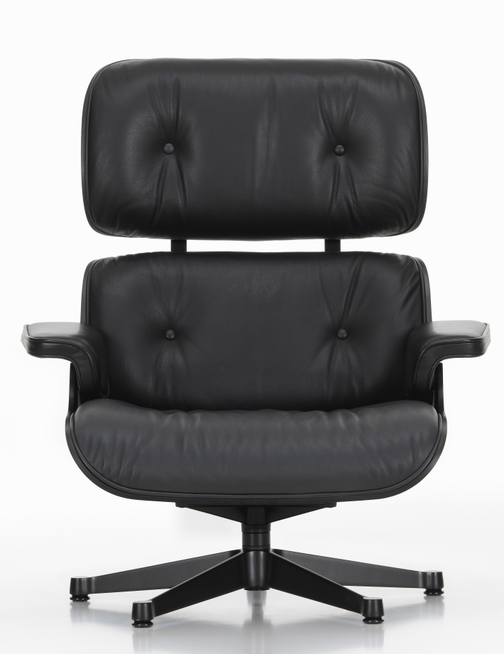 Schwarzer Eames Lounge Chair Sessel von Vitra mit Lederbezug und Drehfuß für entspanntes Sitzen.