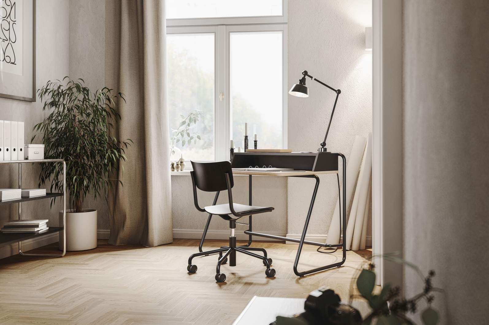 Schwarzer Thonet S 43 DR Drehstuhl mit weißer Sitzfläche vor einem modernen Schreibtisch im Arbeitszimmer.