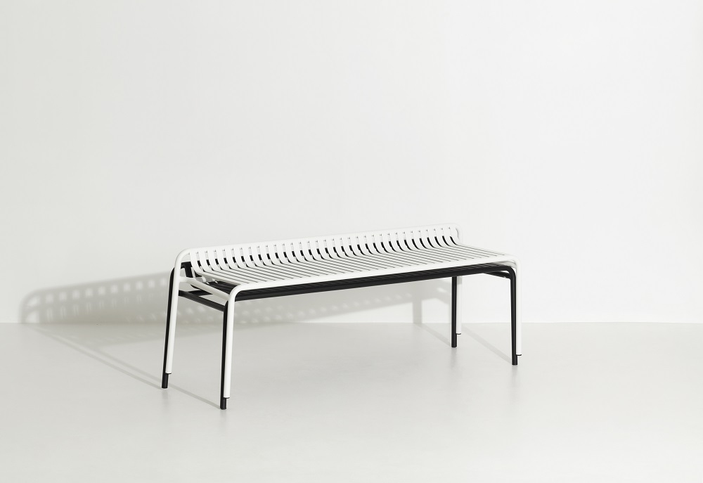 Weiße Petite Friture Week-End Gartenbank mit schwarzem Gestell vor weißem Hintergrund, minimalistisches Design.