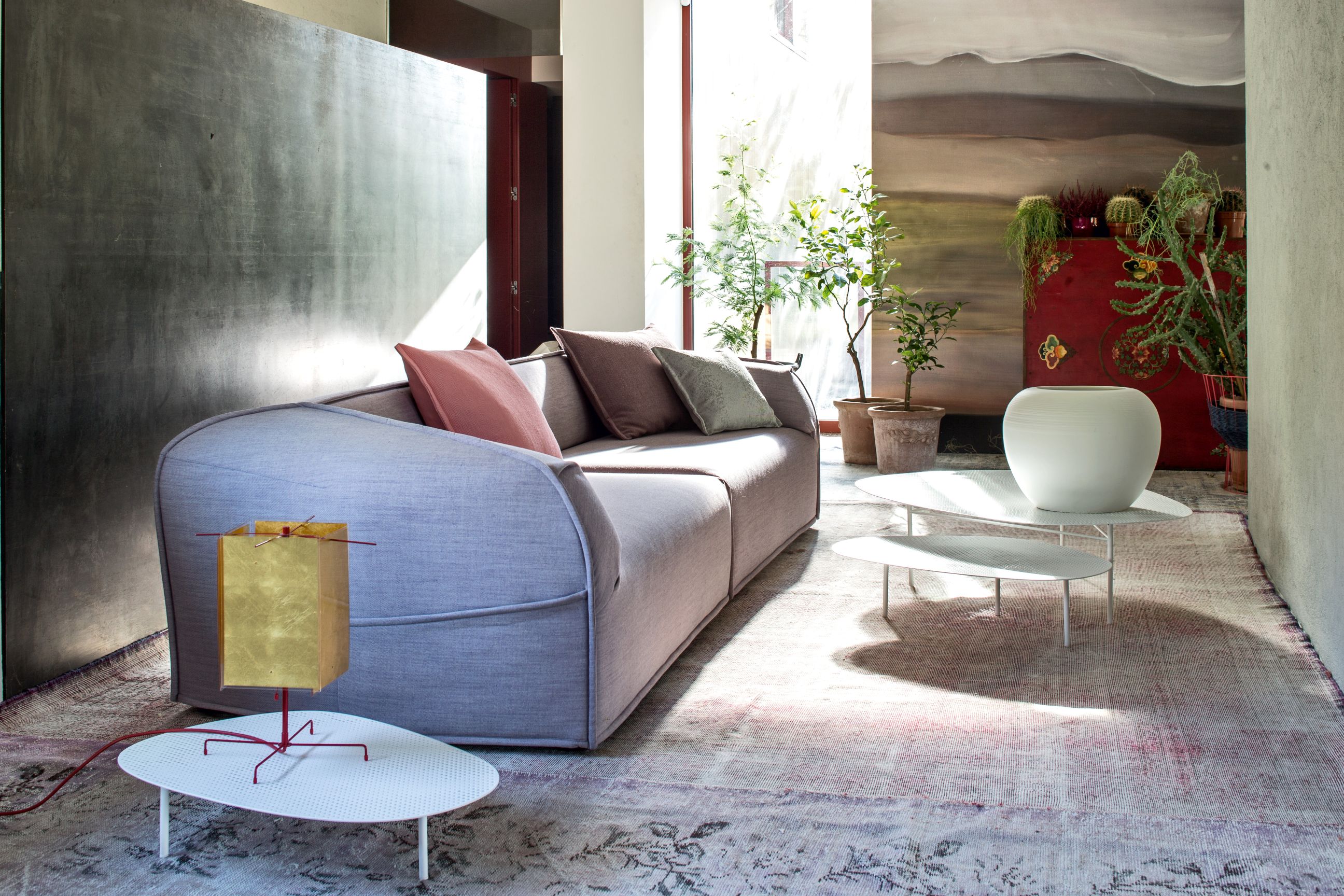 Innenaufnahme mit Cloud Tisch von Moroso, Couch, Lampe und Dekorationen in einem Wohnzimmer.