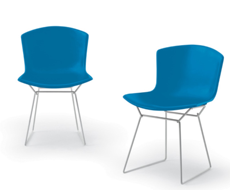 Zwei blaue Bertoia Side Chairs von Knoll International mit filigranem, silberfarbenem Metallgestell. Moderner Kunststoffstuhl für Esszimmer und Büro.