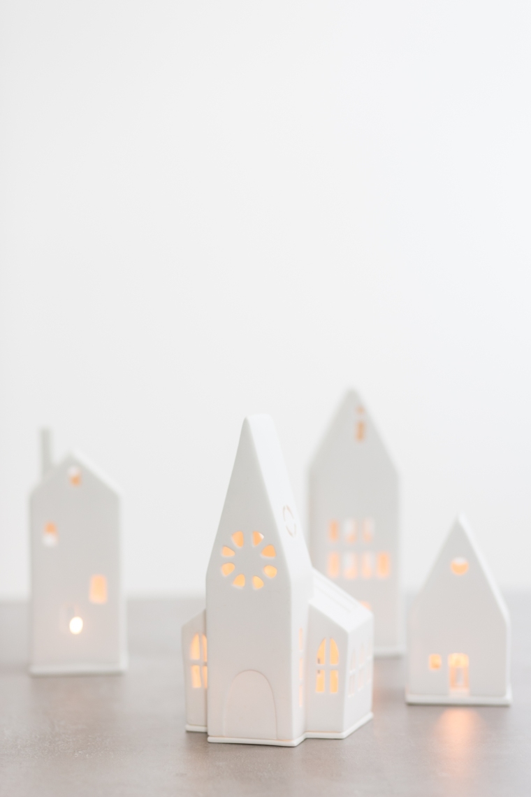 Weihnachtliche Lichthäuser: Keramik Kirche und Häuser mit warmem Licht für stimmungsvolle Dekoration.