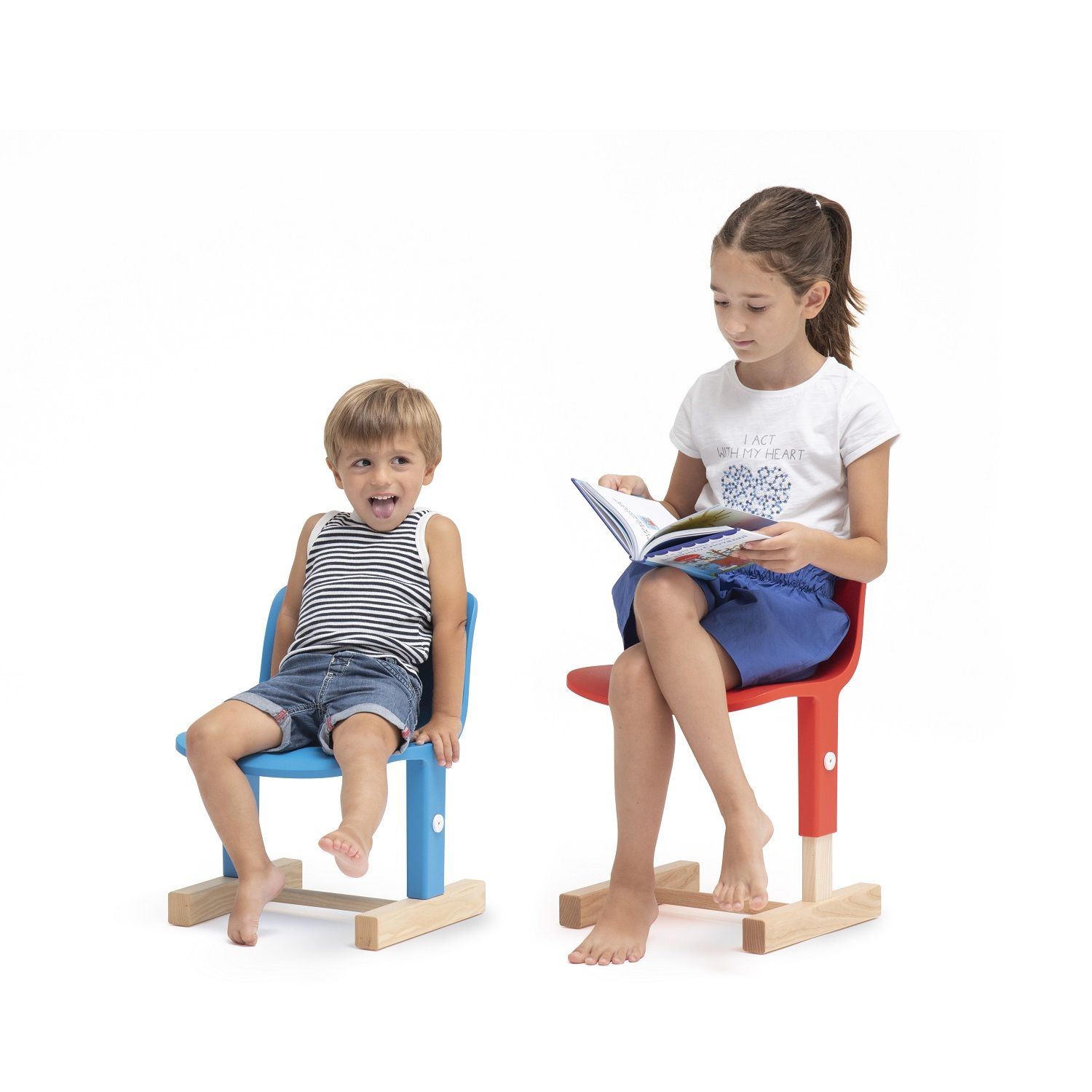 Zwei Kinder sitzen auf höhenverstellbaren Kinderstühlen. Einer liest, einer lacht. Magis Kinderstuhl.
