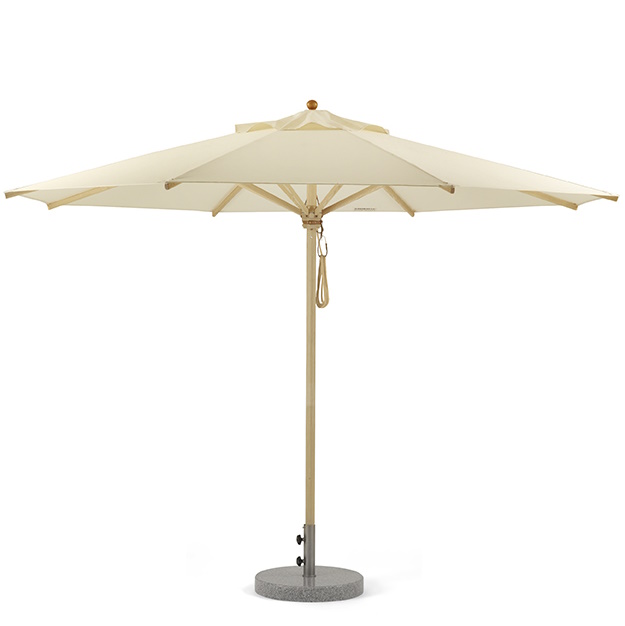 Weishäupl Klassiker Schirm: Eleganter Sonnenschirm mit hellem Stoffdach, Holzgestell und stabilem, grauem Steinfuß für den Garten.