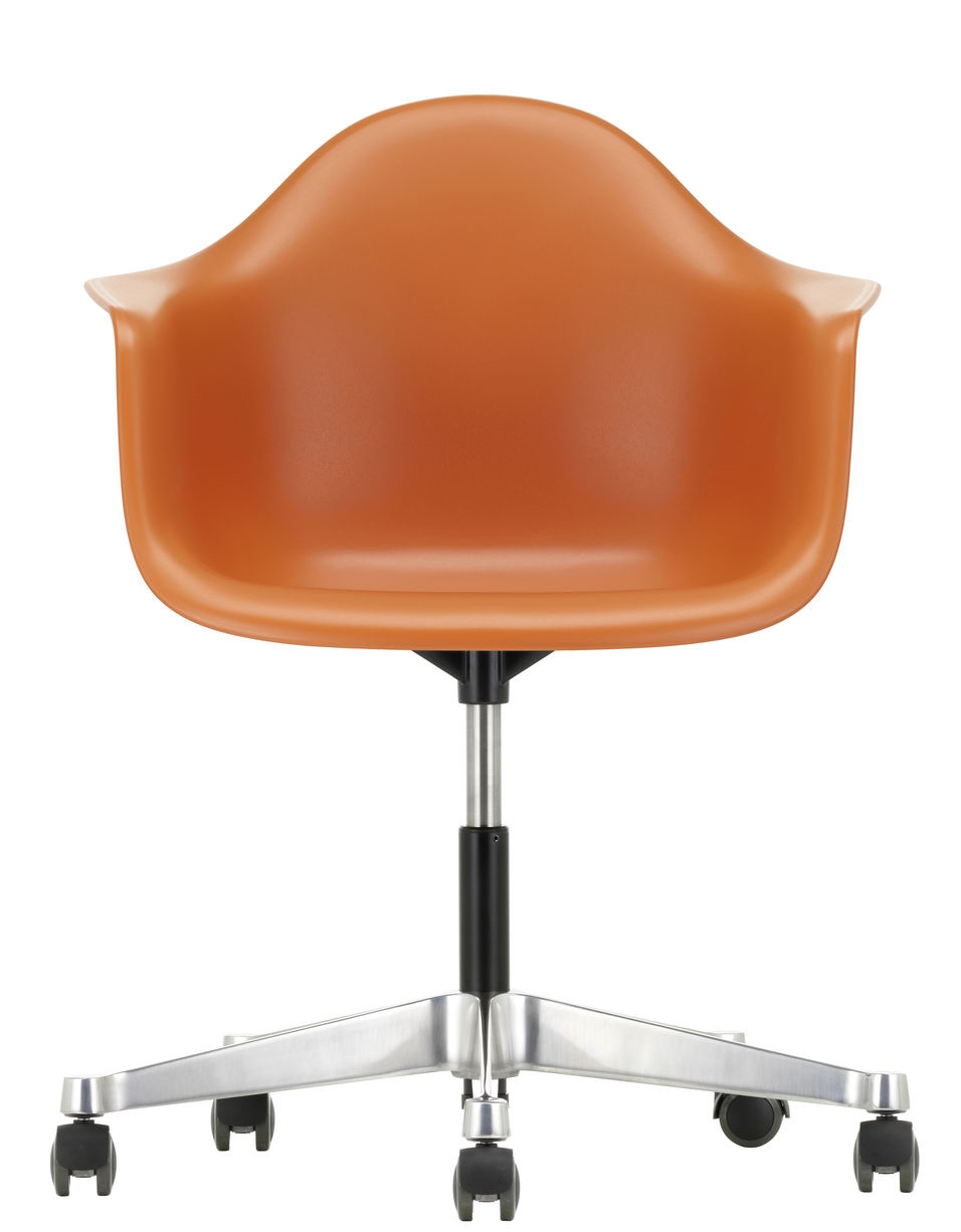 Vorderansicht des Vitra Eames Plastic Arm Chair PACC Stuhls in Orange mit Rollenfuß.