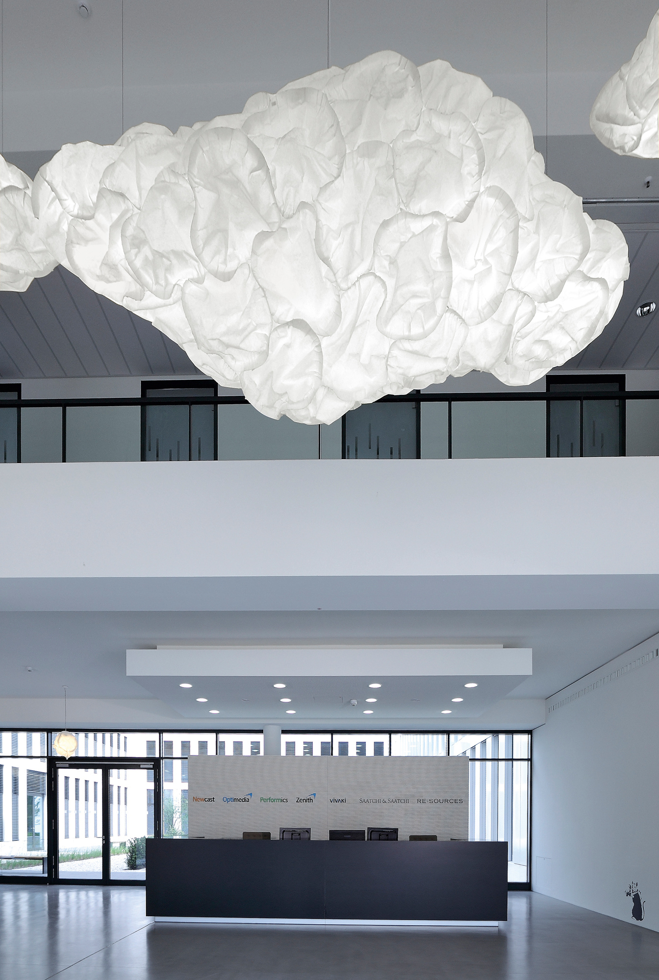 Innenaufnahme mit großer, weißer Mamacloud Pendelleuchte LED im modernen Büro, Belux Designleuchte.