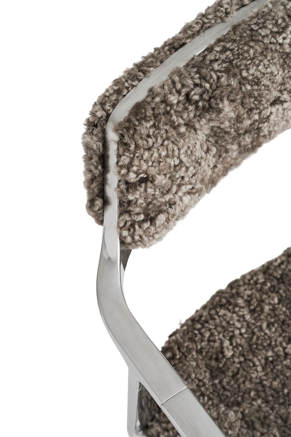 Detailaufnahme: Vipp Curly Stuhl, Special Edition, mit grauem Curly-Bezug und Stahlgestell.