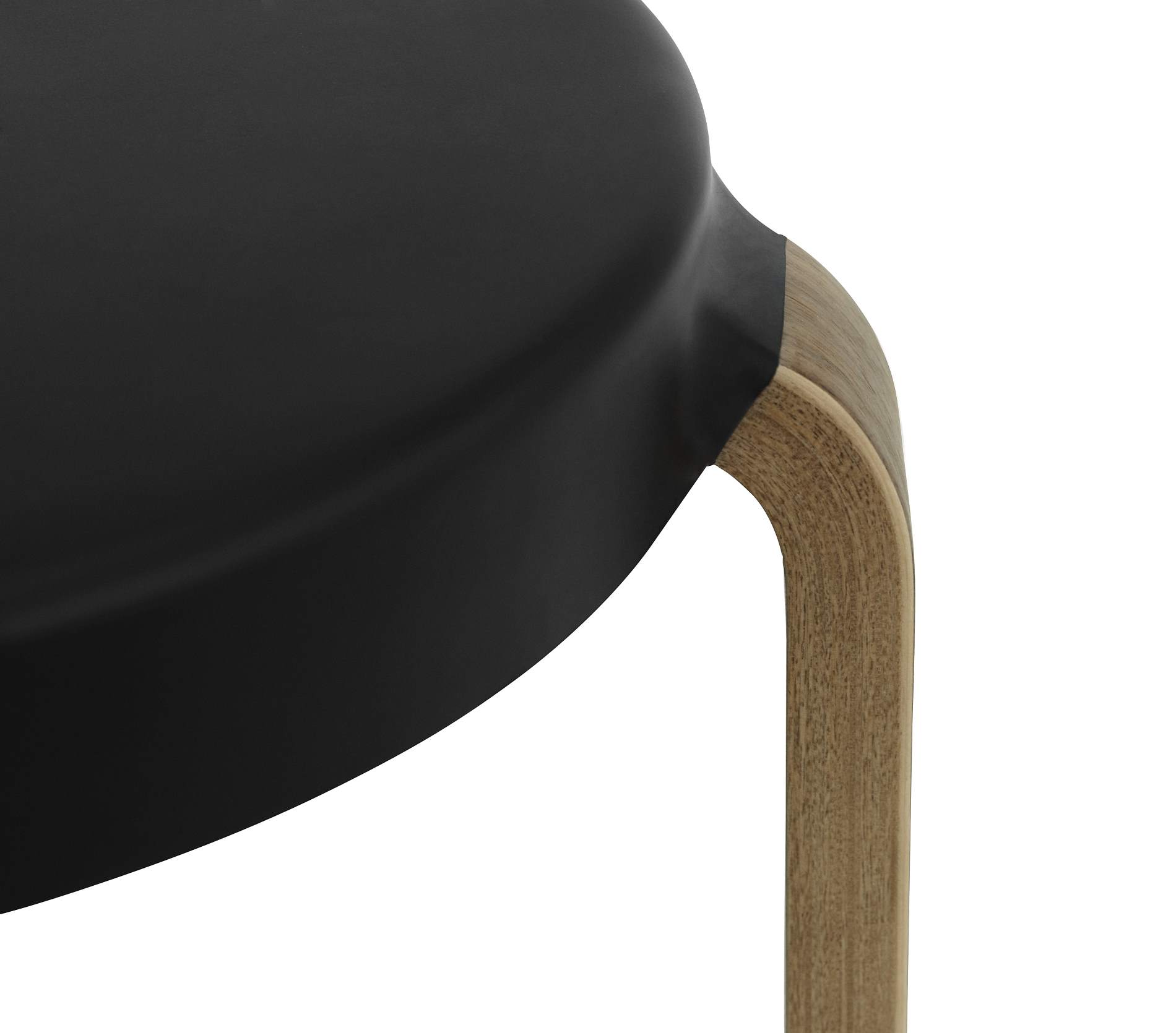 Detailaufnahme des Normann Copenhagen Tap Hockers: Schwarze Sitzfläche und gebogenes Holzbein.