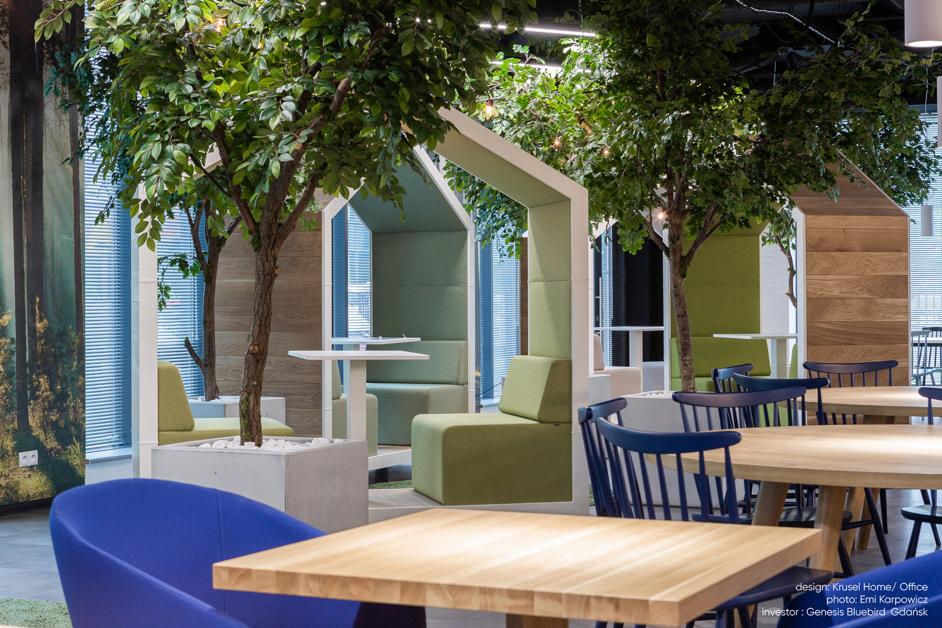 treehouse TH 2 Akustikmöbel von Bejot für zwei Personen in modernem Büroraum mit Tischen.