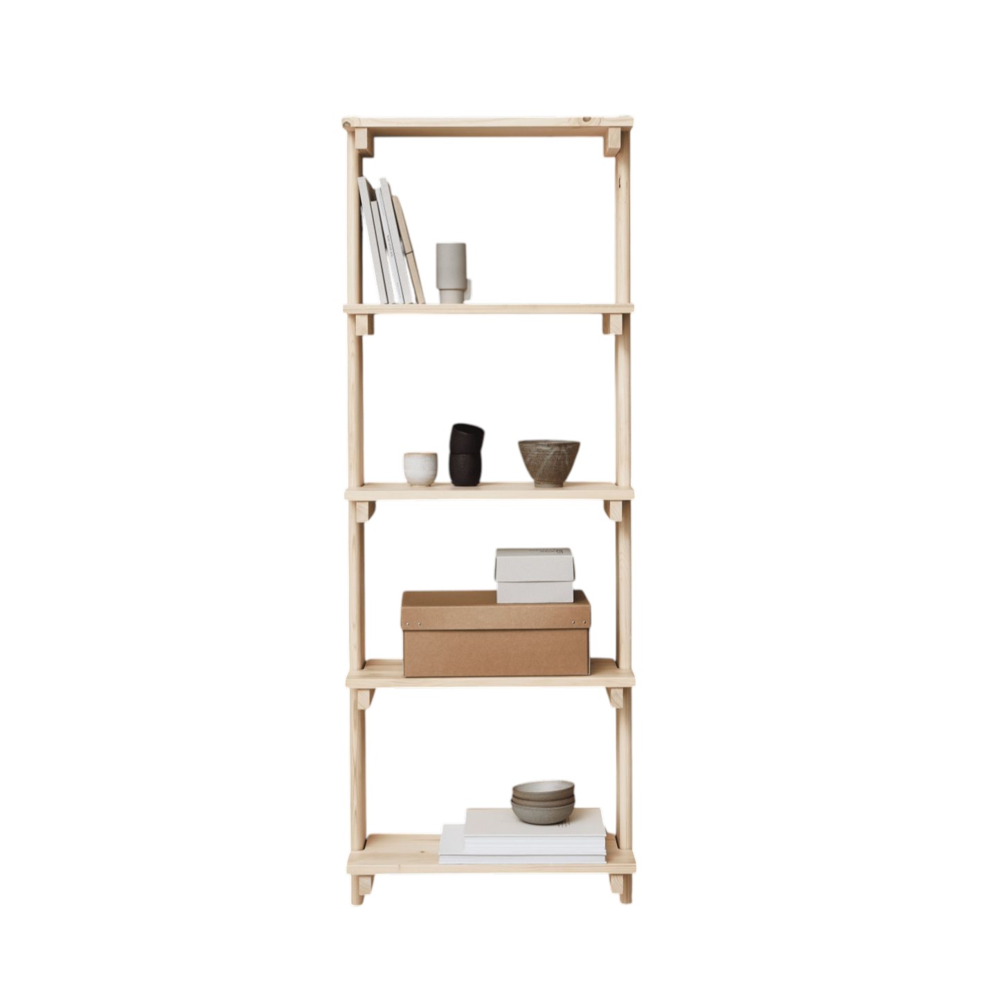 Beam Wandregal von Form & Refine mit fünf Fächern aus hellem Holz, dekoriert mit Büchern und Schalen.