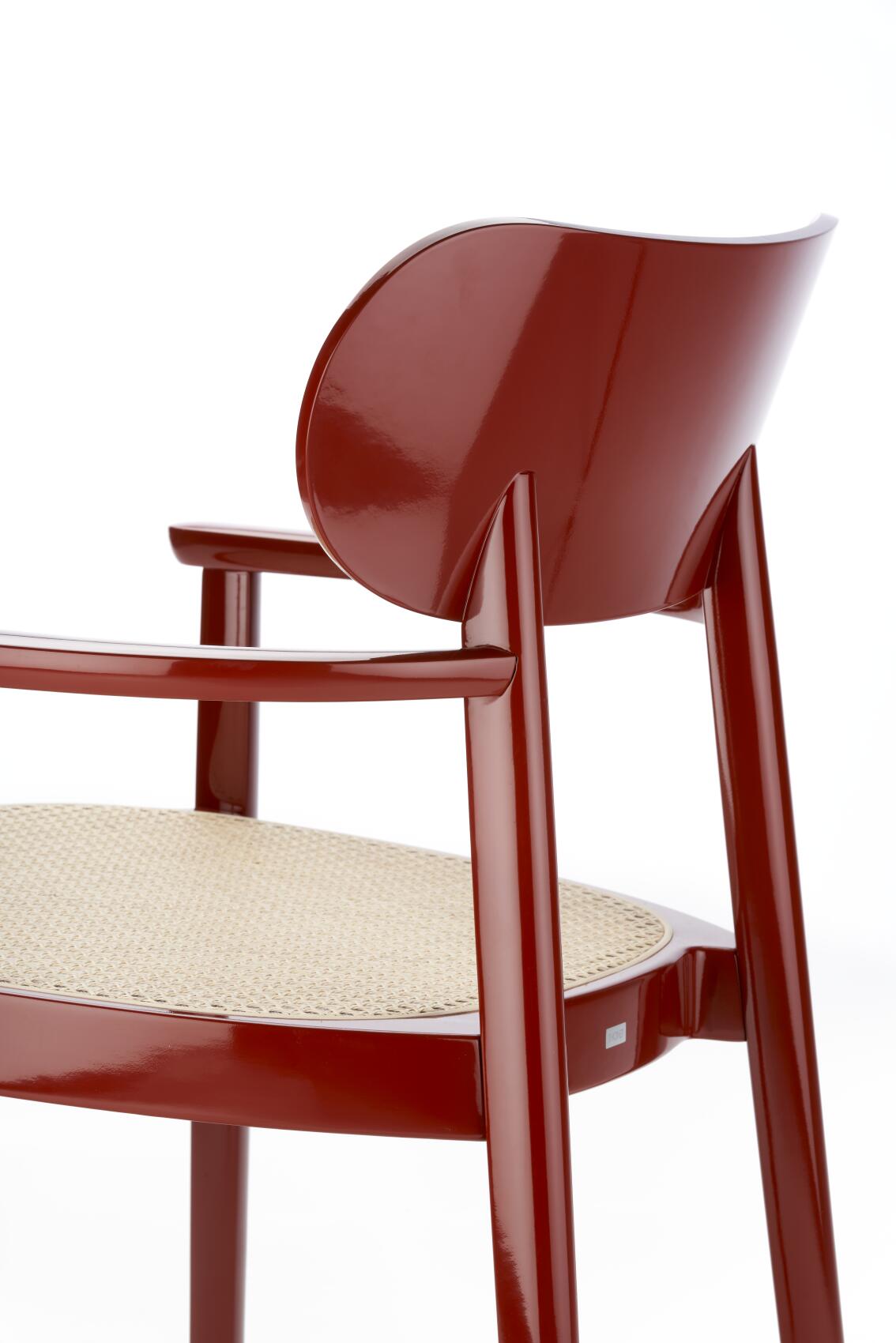 Detailaufnahme des Thonet Holzsesels 119 F in Hochglanz Rot mit Armlehnen und Wiener Geflecht Sitzfläche.