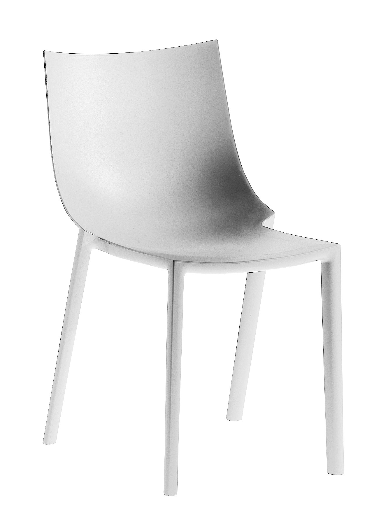 Weißer Bo Stuhl von Driade: Moderner Designstuhl mit geschwungener Sitzfläche und vier Beinen.