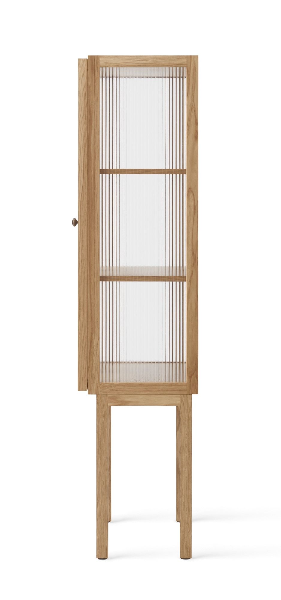 Audo Copenhagen Curiosity Cabinet Low aus Eiche mit geriffelten Glastüren und drei Regalböden.