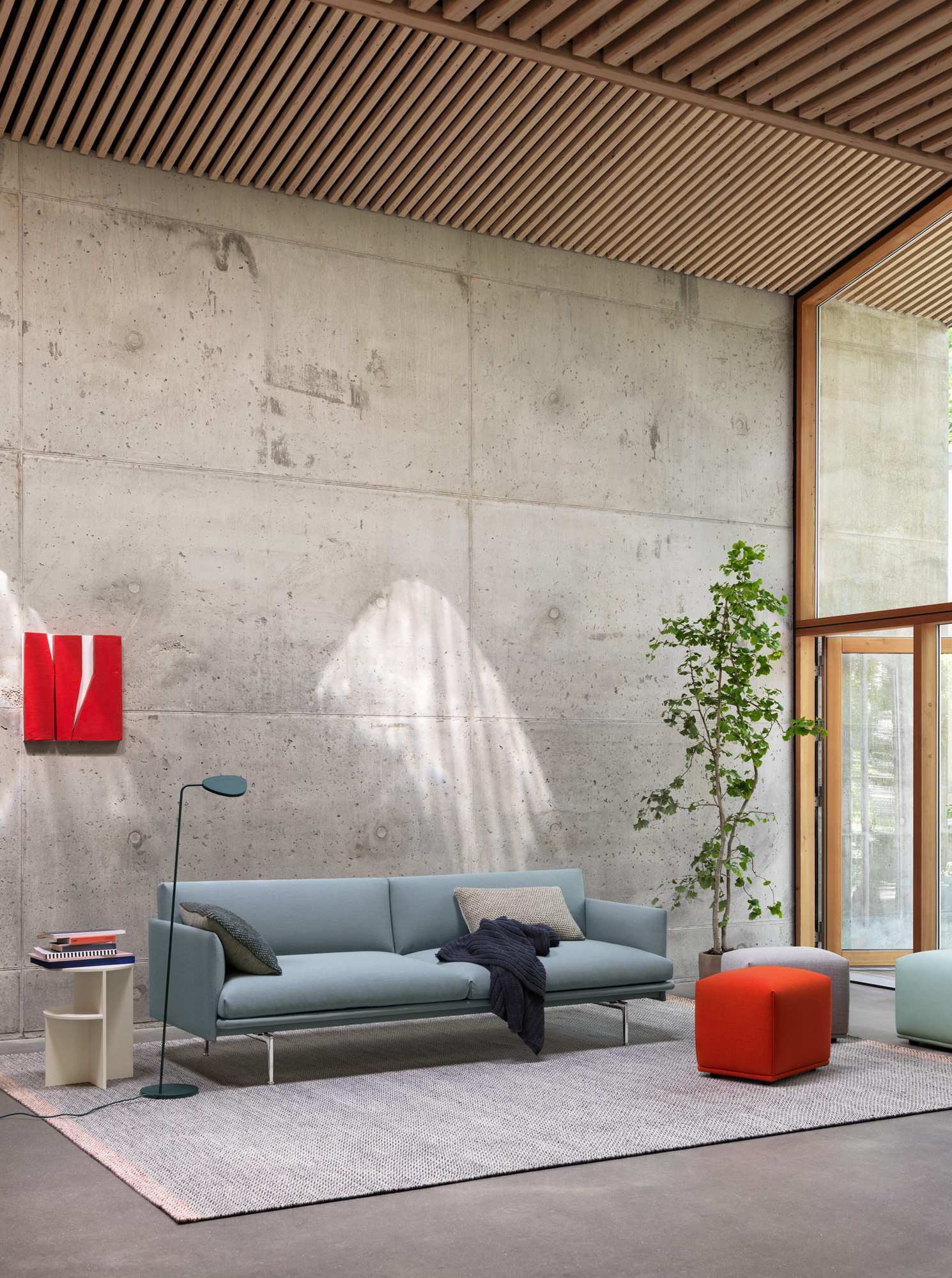 Helles Wohnzimmer mit Muuto Outline Sofa, hellblauem Bezug und minimalistischem Design.