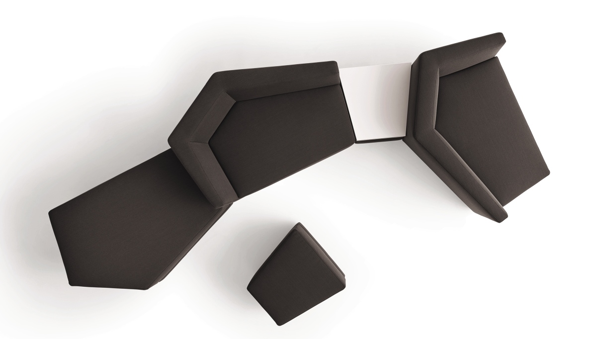 Draufsicht: Modulares Scope Sofa von Cor in Dunkelbraun mit Beistelltisch und Hocker.