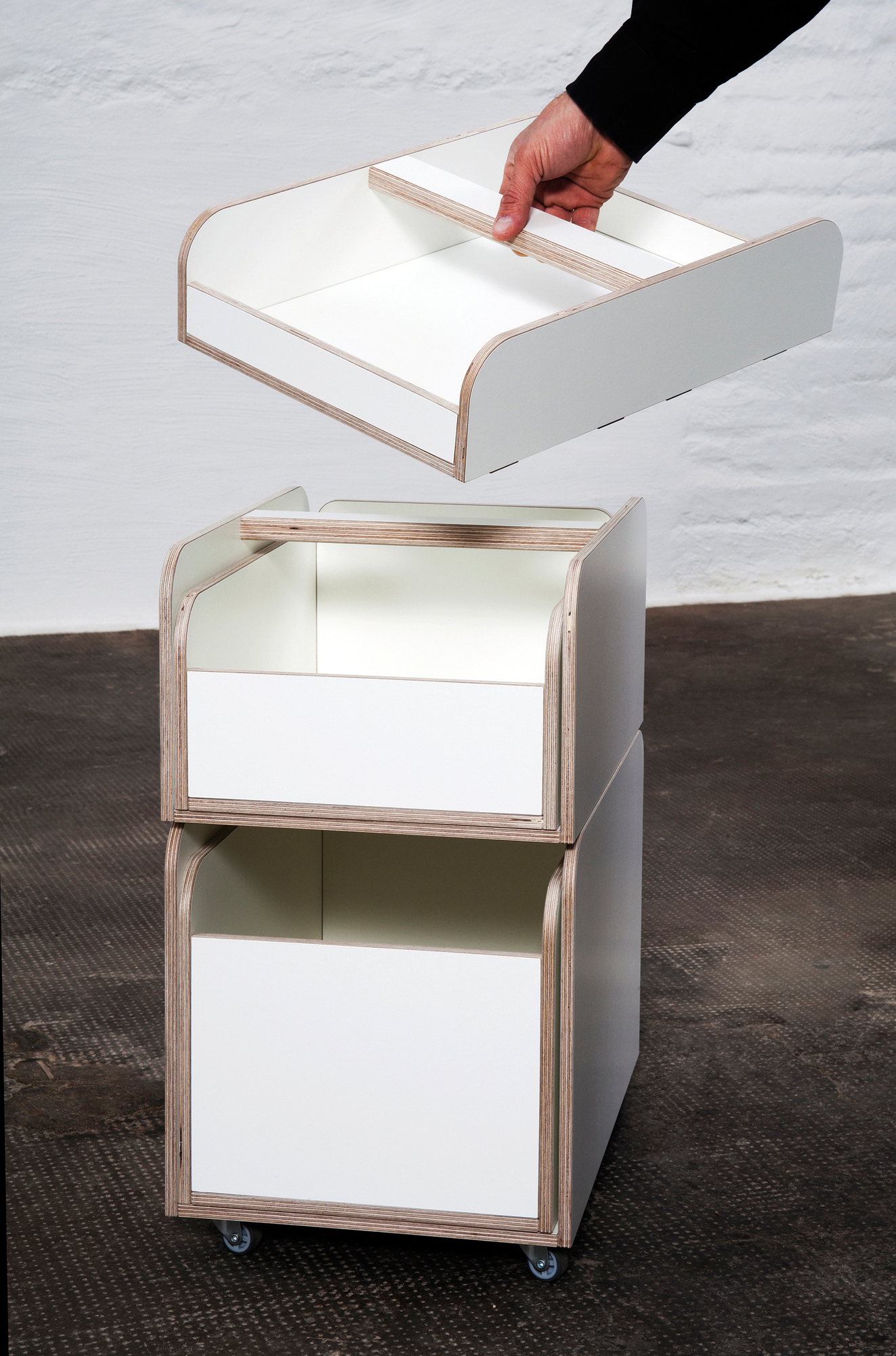 Growing Table Container: Weißer Kindertisch-Container mit Schubladen und Rollen für Kinderzimmer.