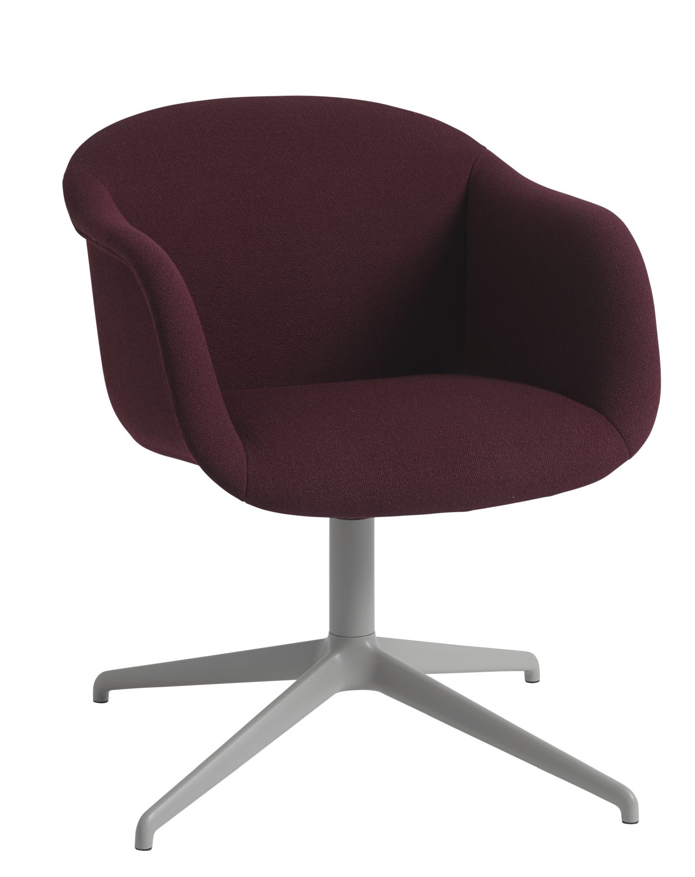 Fiber Soft Armchair von Muuto, purpurroter Armlehnstuhl mit Drehfuß für modernes Wohnen und Büro.