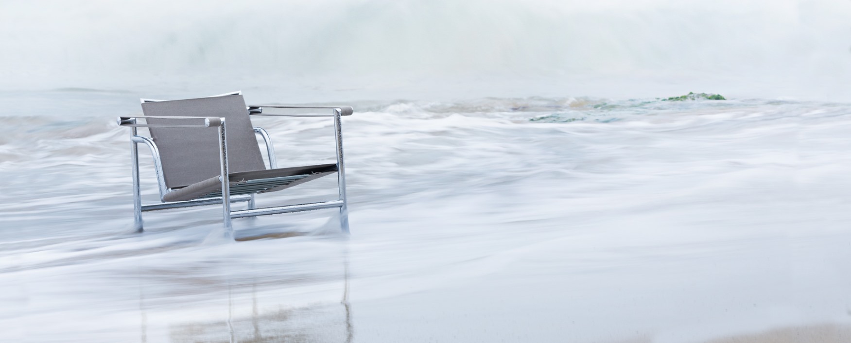 Cassina Outdoor Sessel mit niedrigem Rückenlehne im Wasser, moderner Design Gartenstuhl für Terrasse.