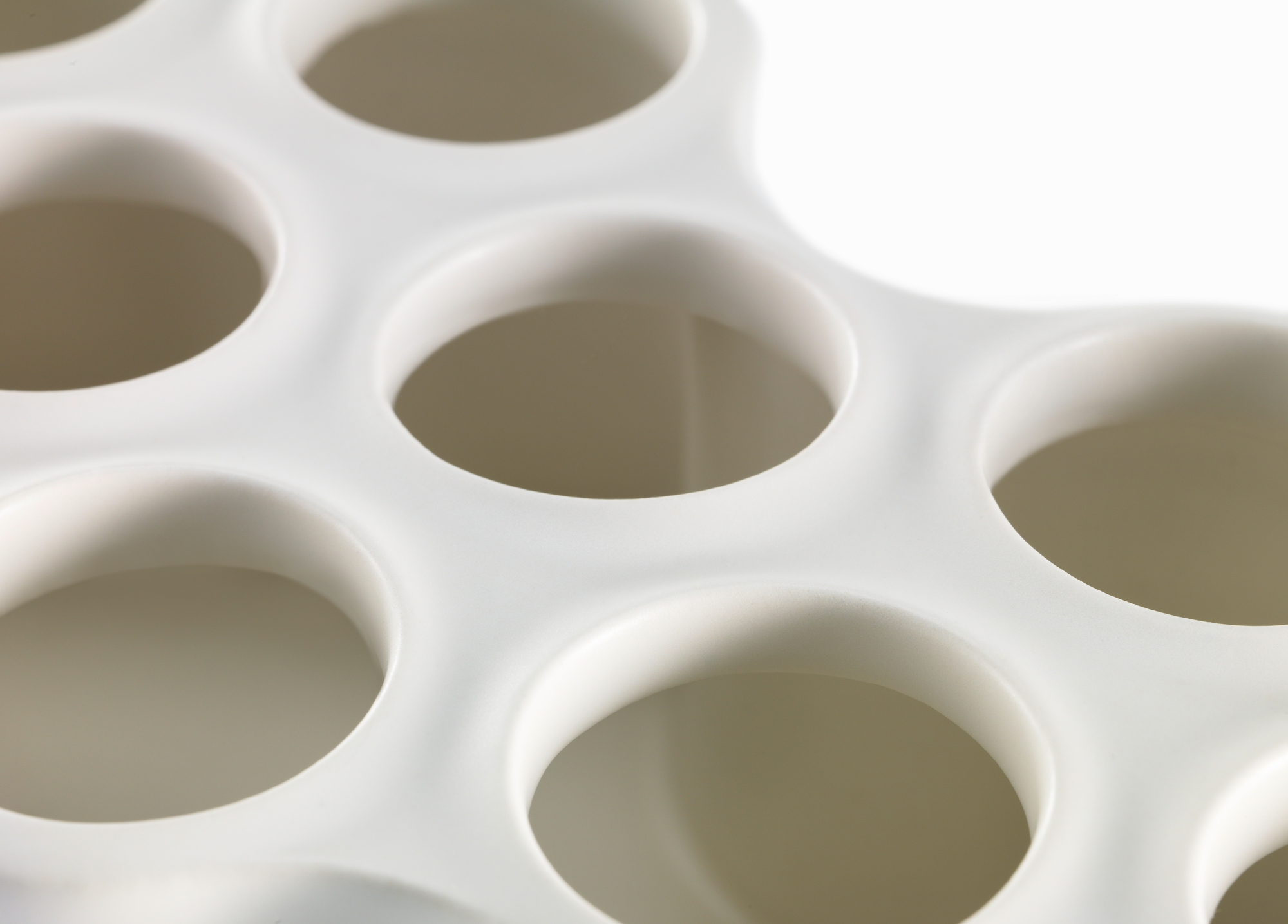 Detailaufnahme der weißen Nuage Vase von Vitra, Keramik mit mehreren runden Öffnungen.