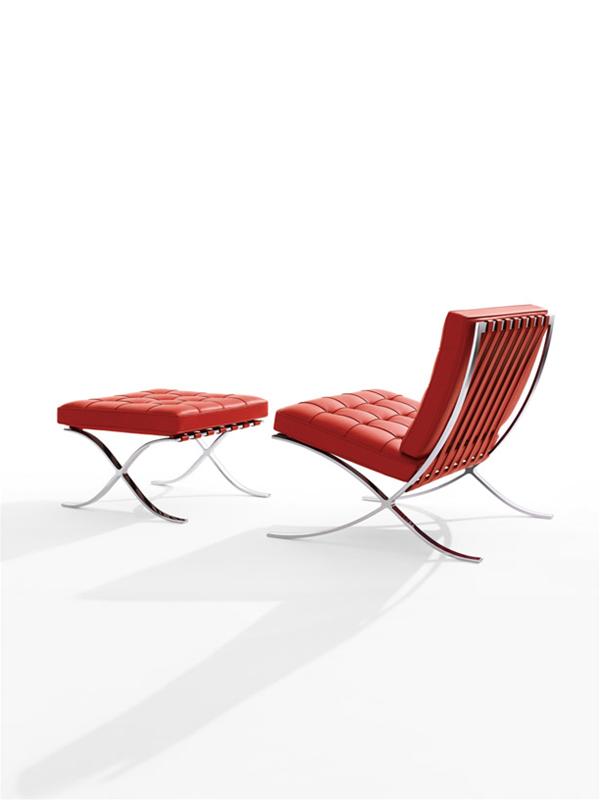 Barcelona Sessel von Knoll International mit rotem Leder und passendem Hocker auf weißem Hintergrund.