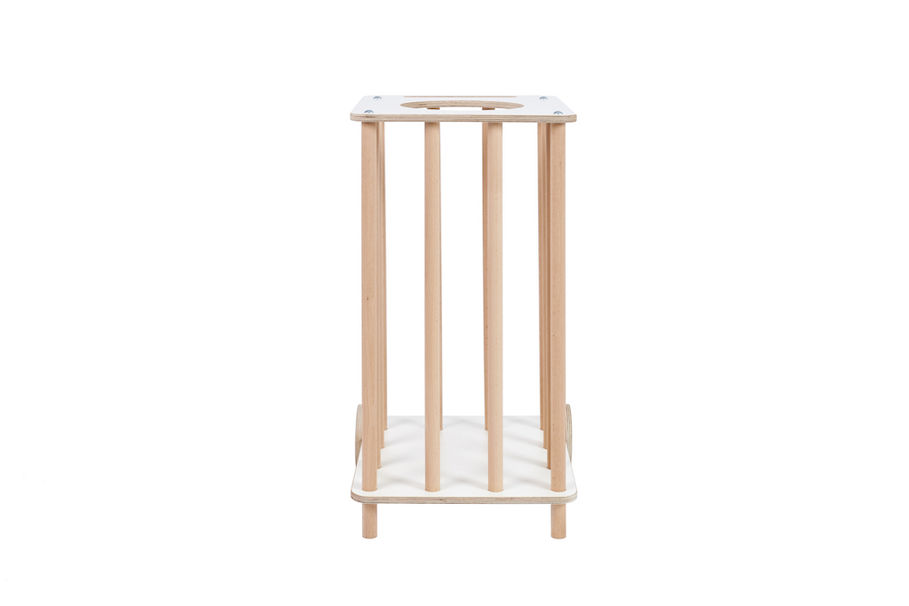 Tojo Kids Zoo: Leerer, minimalistischer Plüschtier-Karren aus Holz und Weiß, ideal für Kinderzimmer.