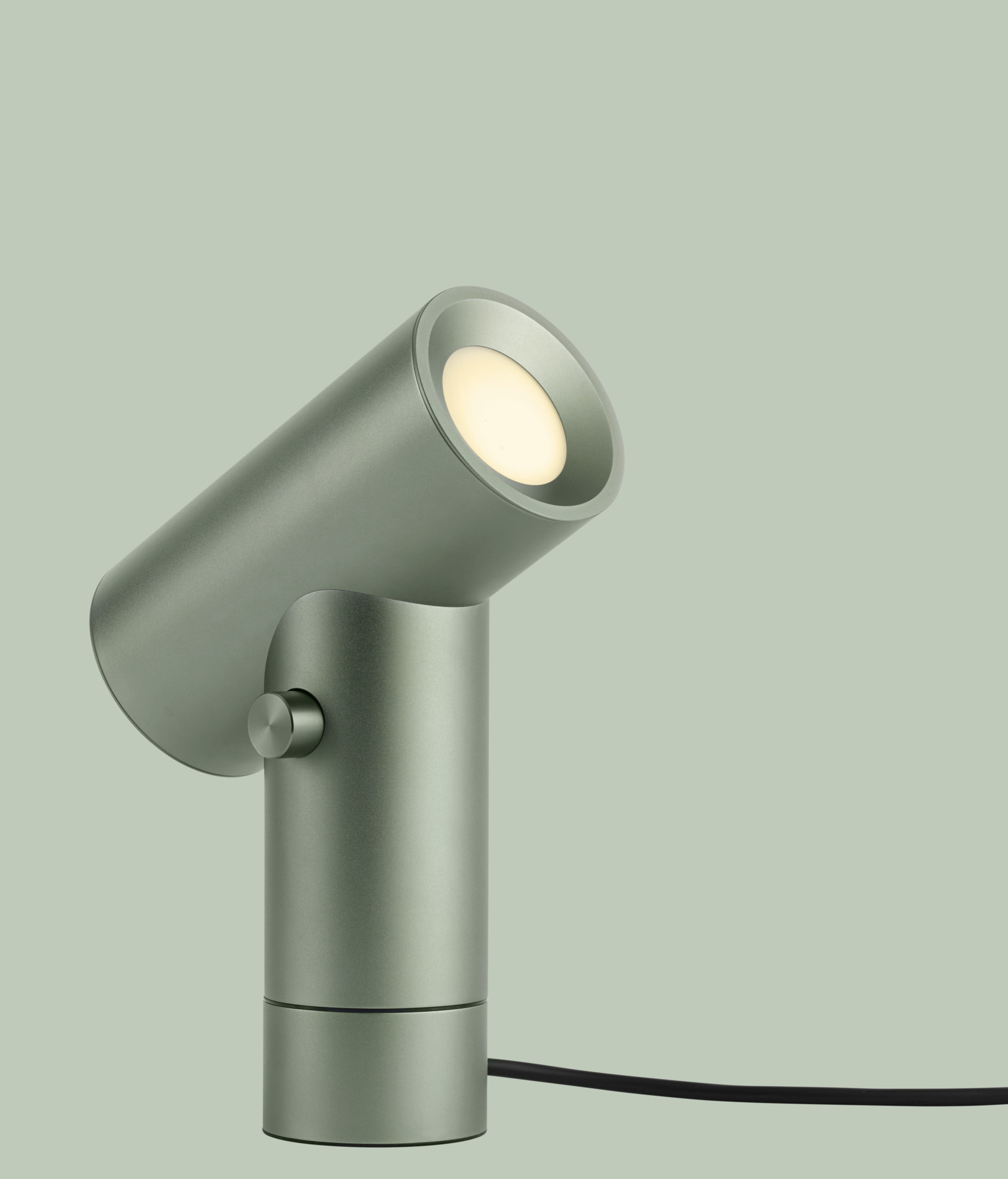 Nahaufnahme der modernen Muuto Beam Tischleuchte aus Aluminium in Grün, Lichtquelle sichtbar.