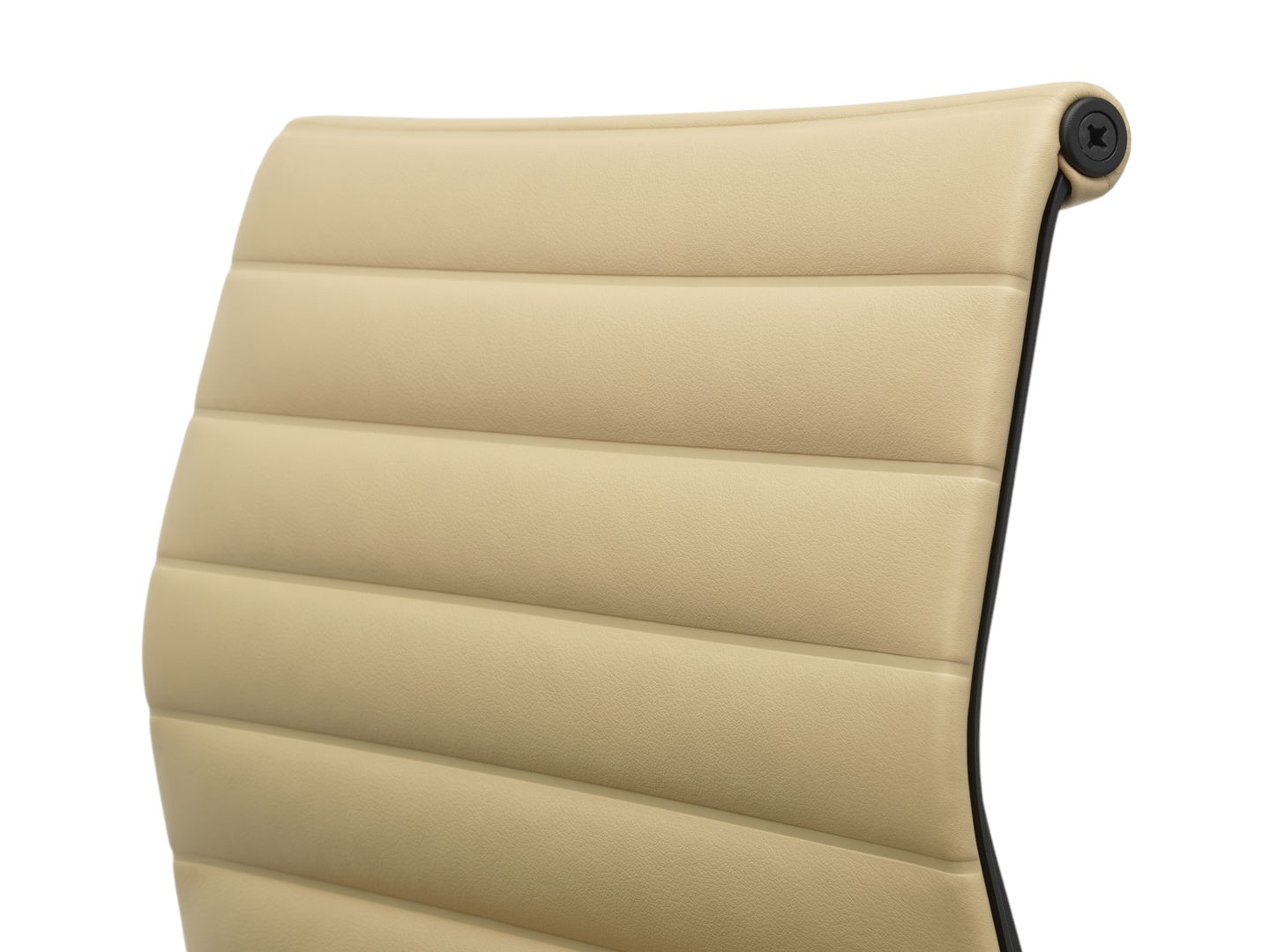 Detailaufnahme der Rückenlehne des Vitra Aluminium Chair EA 101 in beigem Leder, Bürostuhl Designklassiker.