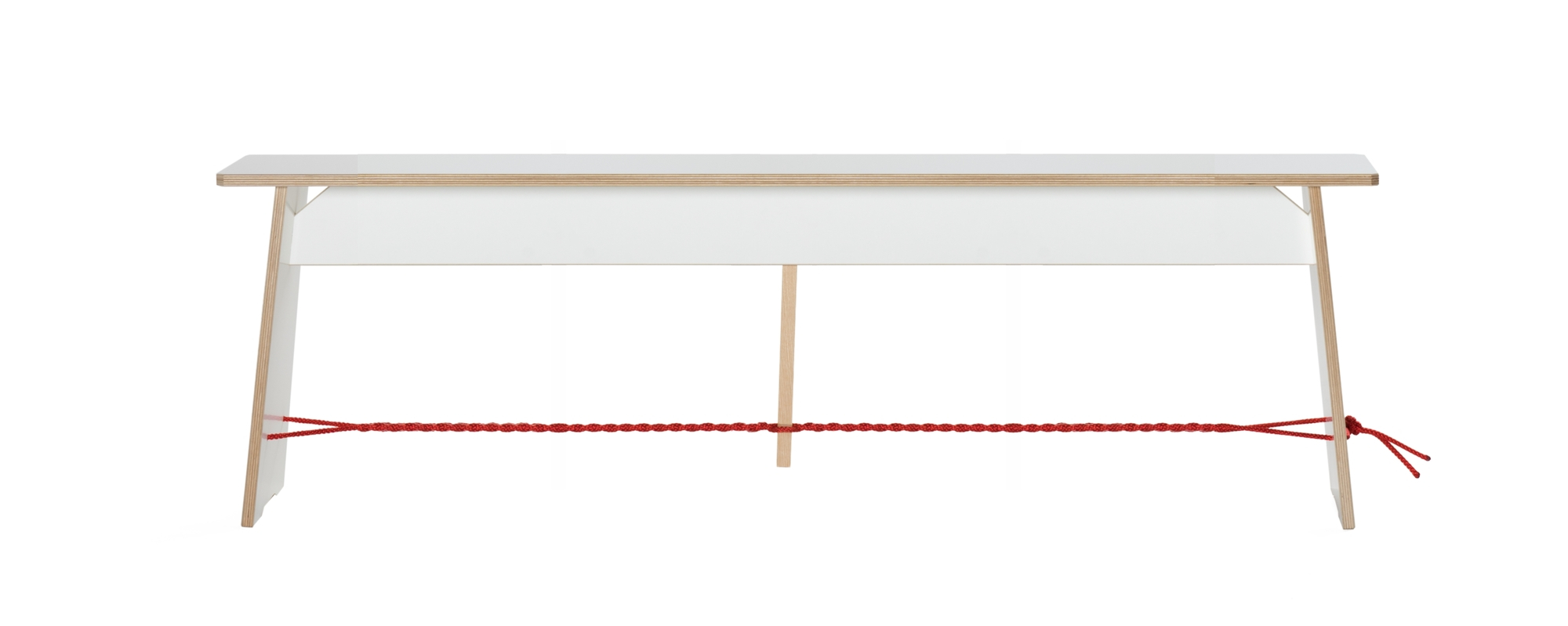 Langer Max Sitzbank von Moormann, 140 cm, schwarz, mit rotem Seil als Fußstütze.