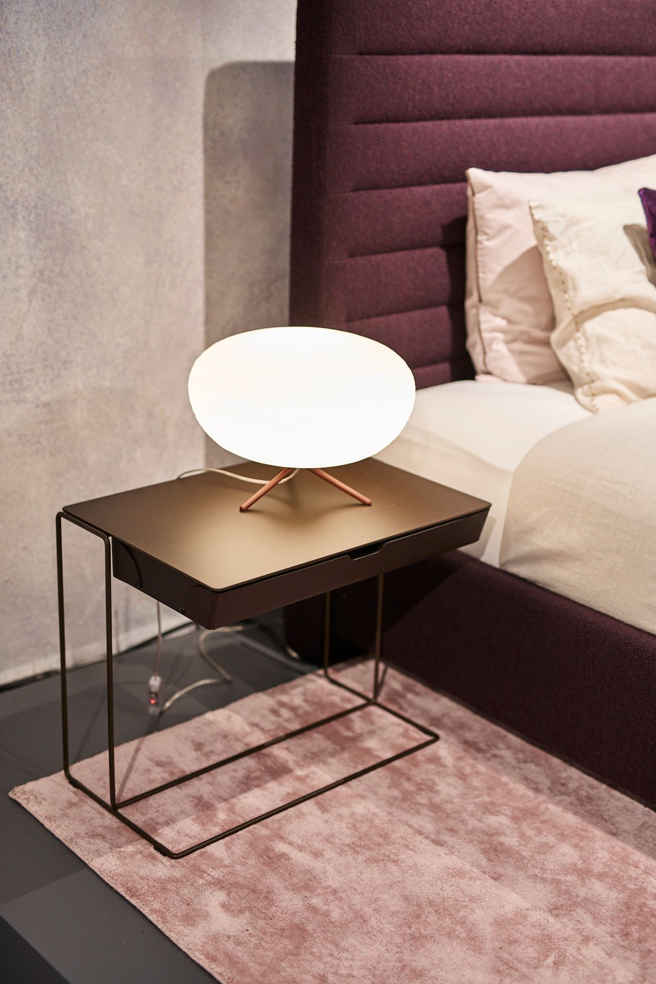 Oki Side Table bijzettafel met leren tas van Walter Knoll