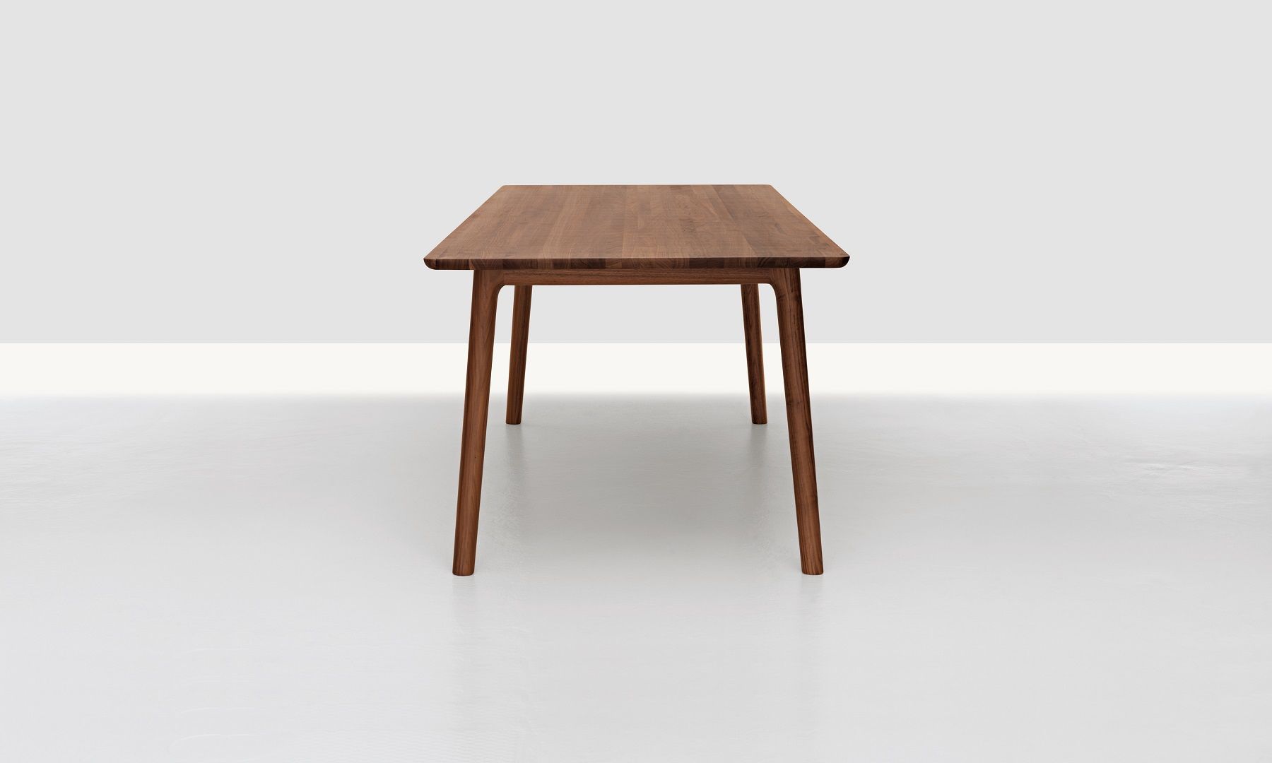 E8 Tisch aus Massivholz: Rechteckiger Esstisch mit vier Beinen, schlichtes und modernes Design.