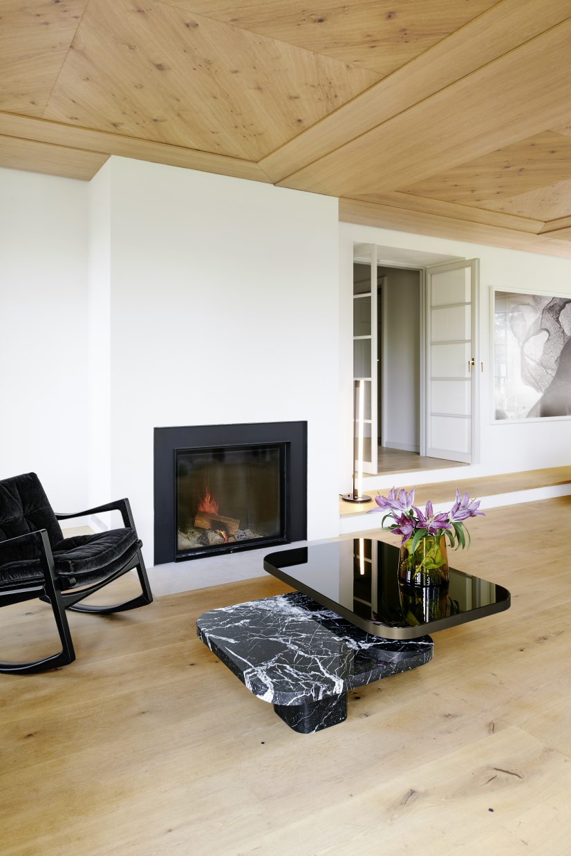 ClassiCon Bow Coffee Table No. 6 im modernen Wohnzimmer mit Kamin und Designermöbeln.