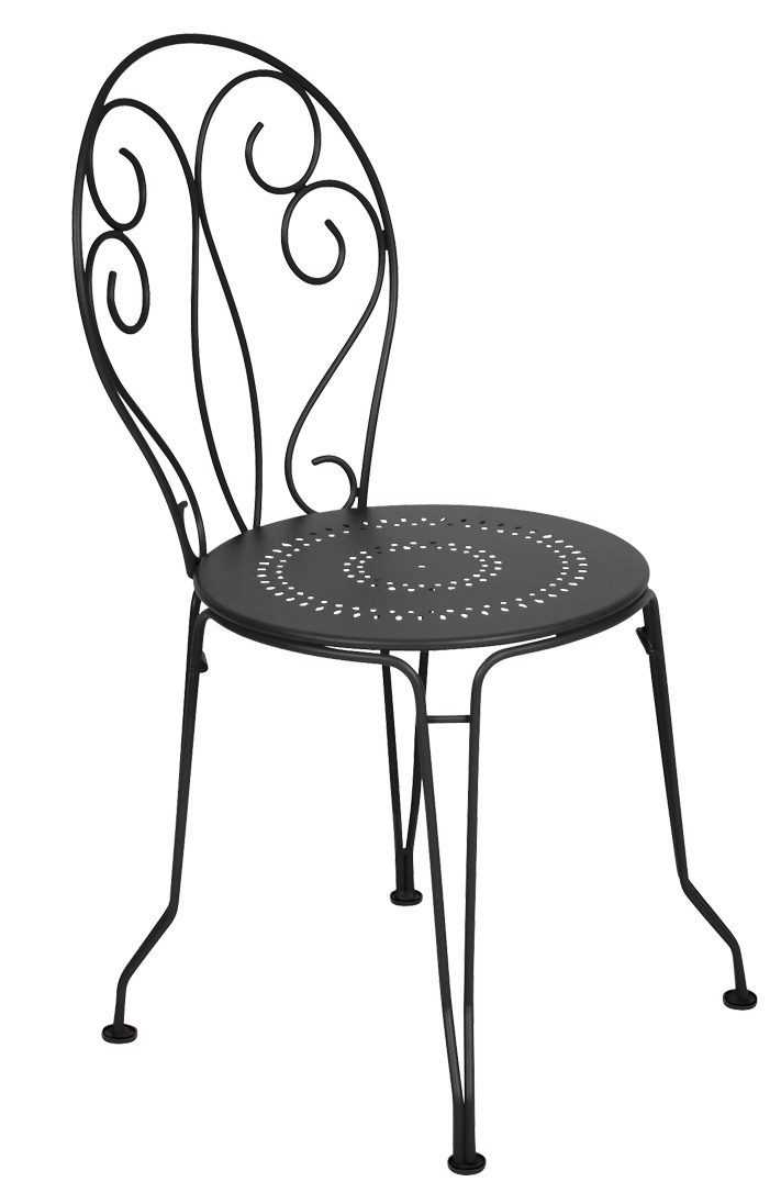 Schwarzer Montmartre Stuhl von Fermob für den Außenbereich, filigranes Design mit runder Sitzfläche und geschwungenen Rückenlehne.