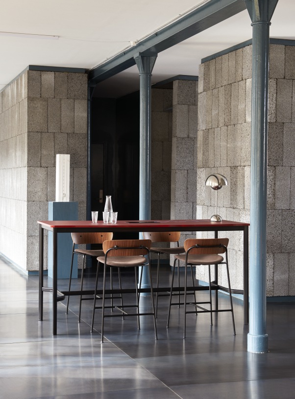 AndTradition Drip High Table Stehtisch mit Barhockern in modernem Industriedesign für Büro oder Zuhause.