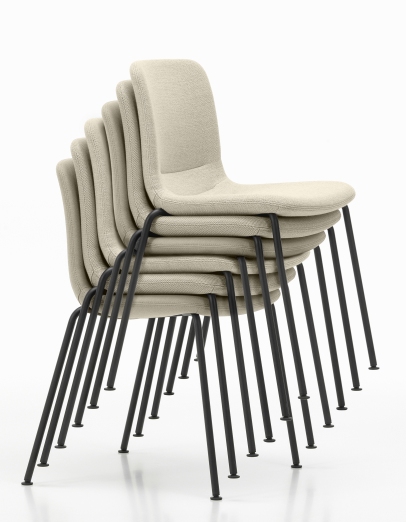 Stapel aus beigen Hal Soft Stühlen von Vitra mit schwarzem Stahlgestell, ideal für Konferenzräume.