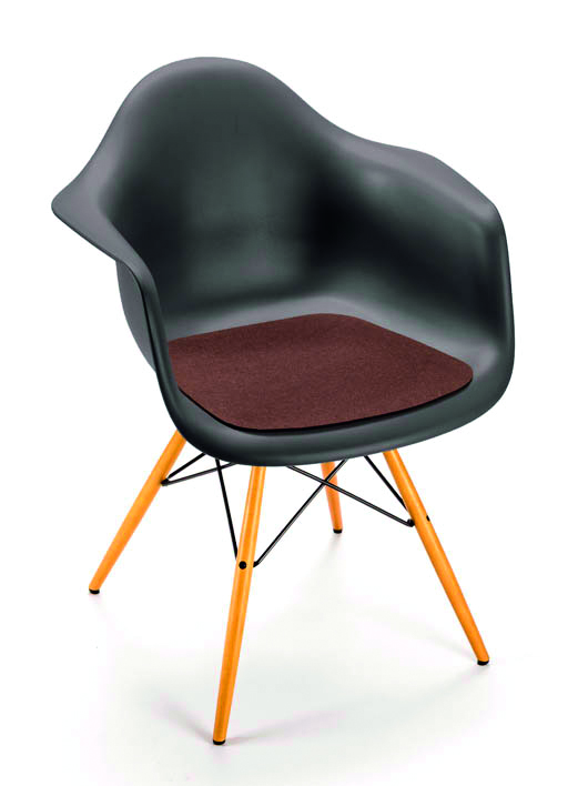 Braune Filz Sitzauflage für Vitra Eames Arm Chair DAR, DAW, DAX auf schwarzem Stuhl.