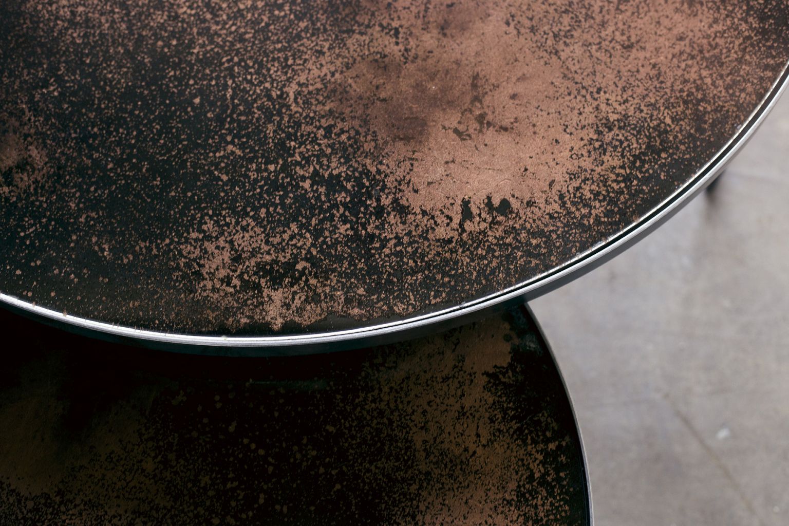 Detailaufnahme: Ethnicraft Nesting Couchtische, 2er Set, bronze, mit einzigartiger, gesprenkelter Oberfläche.