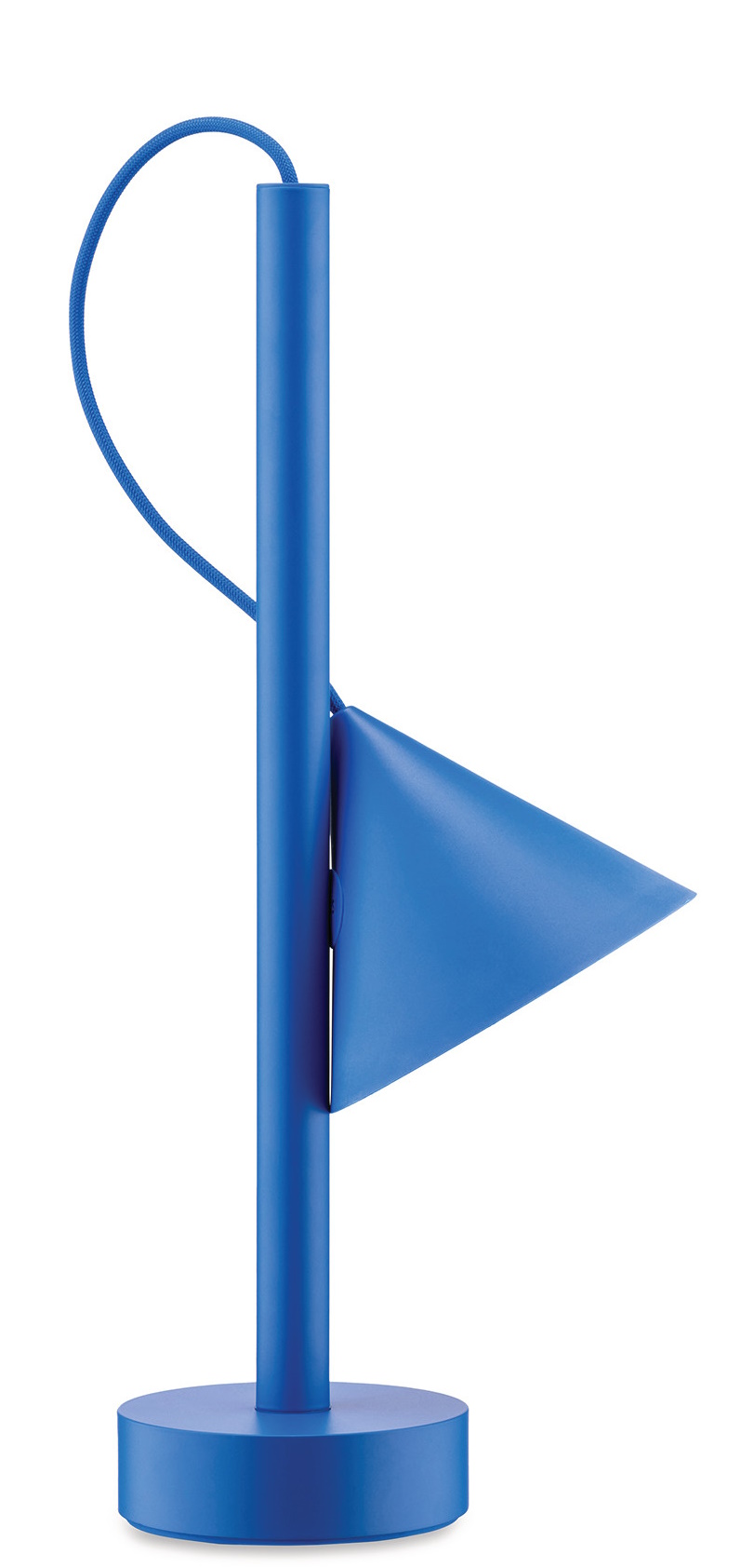Alessi Tsumiki ME01 blaue Akku Leuchte, tragbare Tischleuchte mit dreieckigem Lampenschirm und Ladekabel.