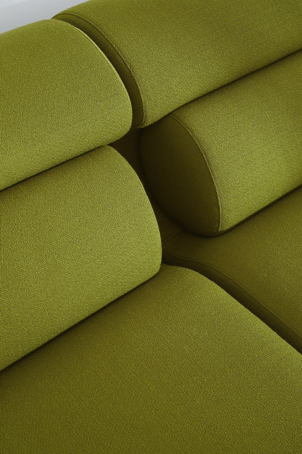 Detailaufnahme des OLA Sofa Pouf OUT in Olivgrün, modulare Sitzlandschaft mit hochwertigem Textilbezug.
